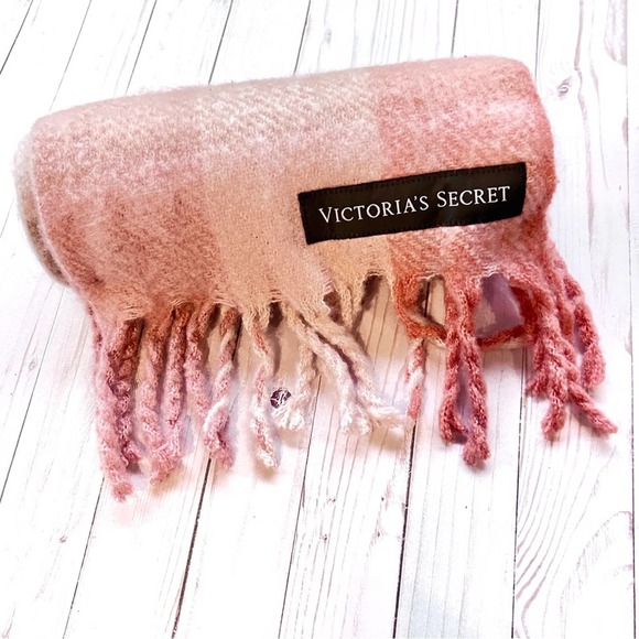 Victoria’s Secret Holiday Plush Scarf New With Tags Pinks and Grays. - Picture 2 of 5